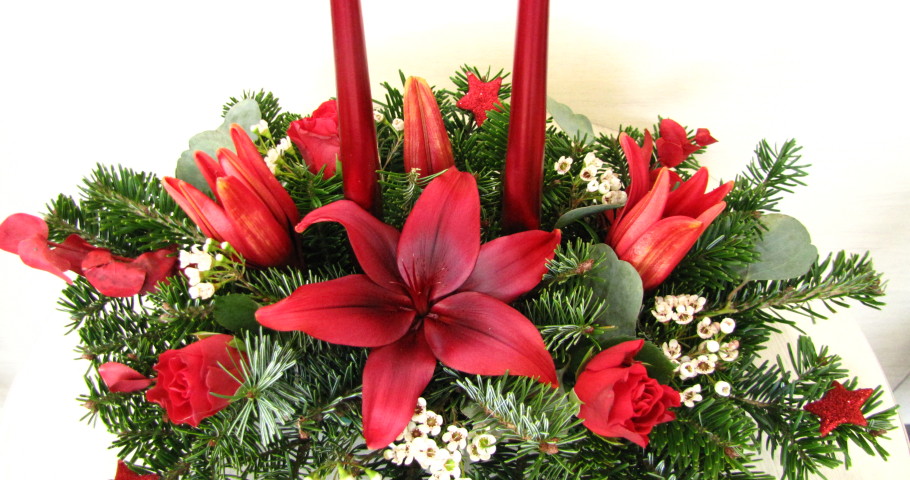 Květinové vánoční svícny a vánoční kytice